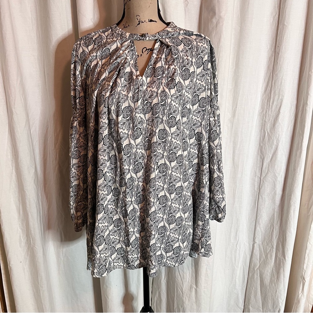 💚Umgee White and Black Keyhole Cutout Blouse